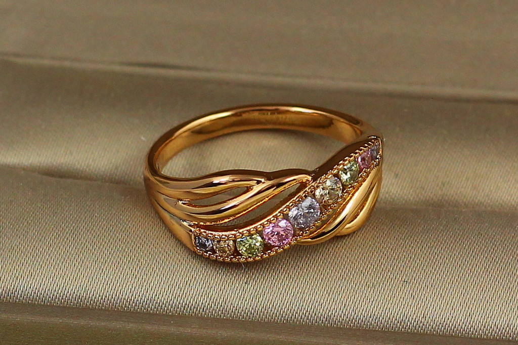 Кольцо  Xuping Jewelry волна с разноцветными камнями р 17 золотистое