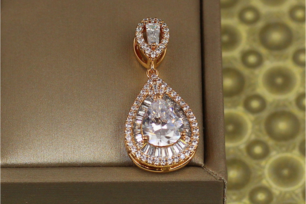 Кулон Xuping Jewelry Марсельеза с белым камнем для тонкой цепи 3 см золотистый