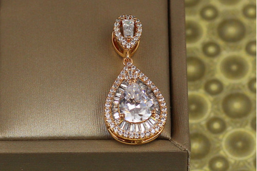 Кулон Xuping Jewelry Марсельеза с белым камнем для тонкой цепи 3 см золотистый