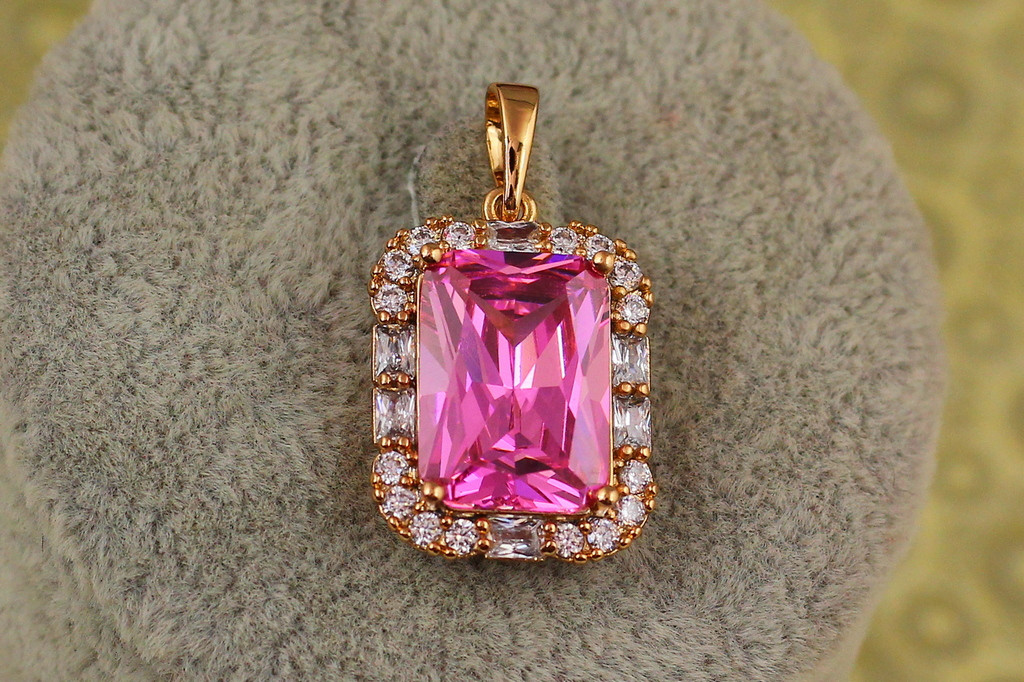 Кулон Xuping Jewelry прямоугольник с розовым камнем в ободке из крупных фианитов 2 см золотистый