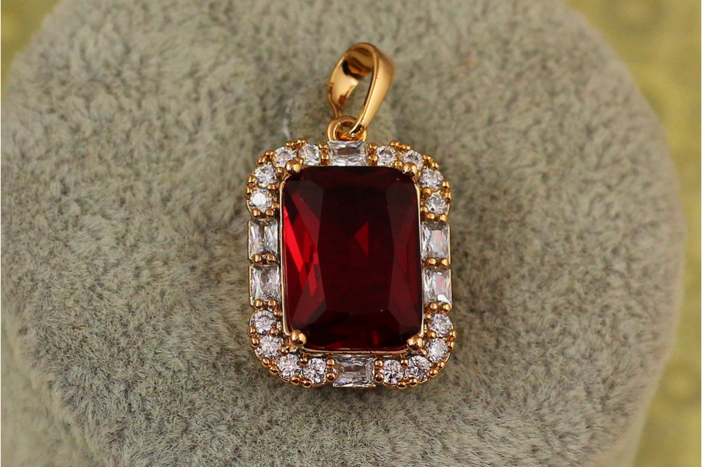 Кулон Xuping Jewelry прямоугольник с красным камнем в ободке из крупных фианитов 2 см золотистый
