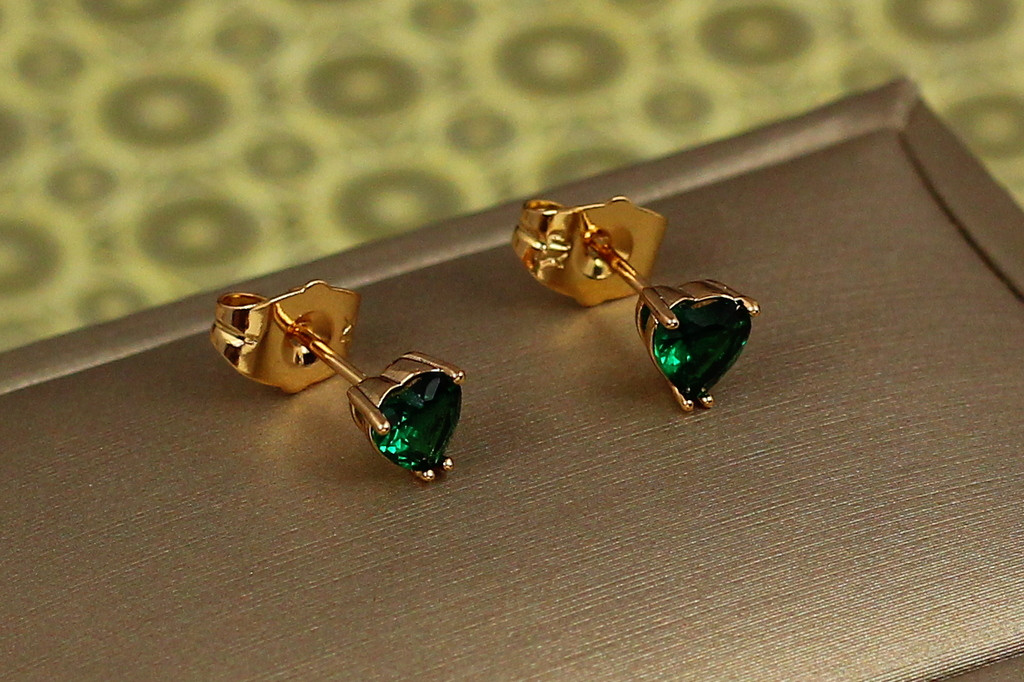 Серьги гвоздики Xuping Jewelry сердечки с зелеными камешками 6 мм золотистые