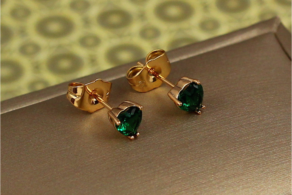 Серьги гвоздики Xuping Jewelry сердечки с зелеными камешками 6 мм золотистые
