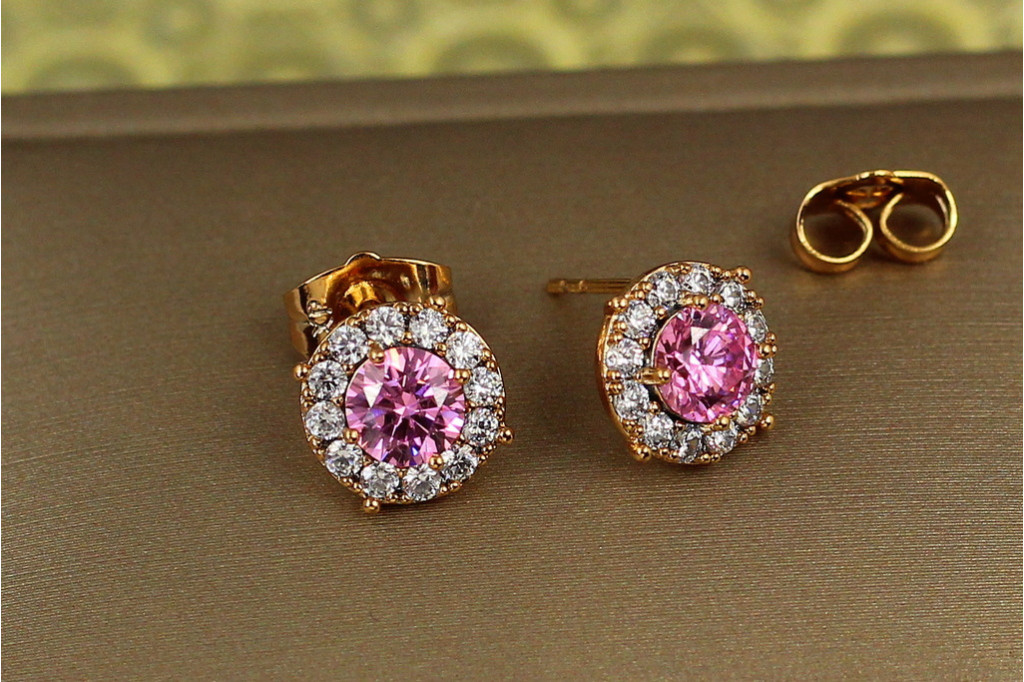 Серьги гвоздики  Xuping Jewelry  розовый камень в ободке из фианитов 9 мм золотистые