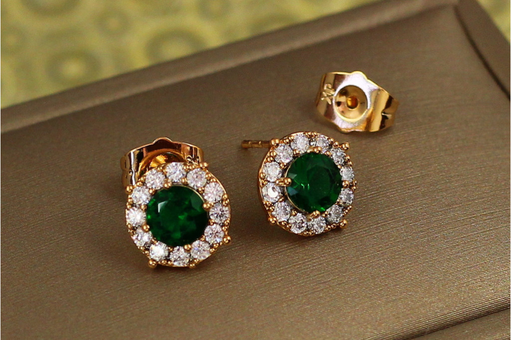 Серьги гвоздики  Xuping Jewelry  зеленый камень в ободке из фианитов 9 мм золотистые