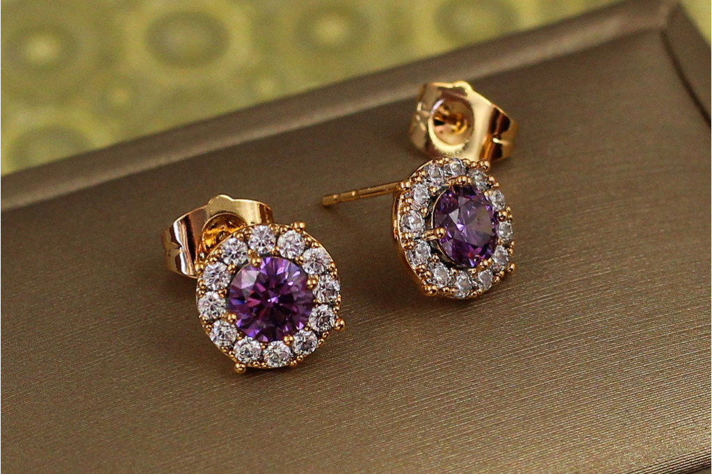 Серьги гвоздики  Xuping Jewelry фиолетовый камень в ободке из фианитов 9 мм золотистые