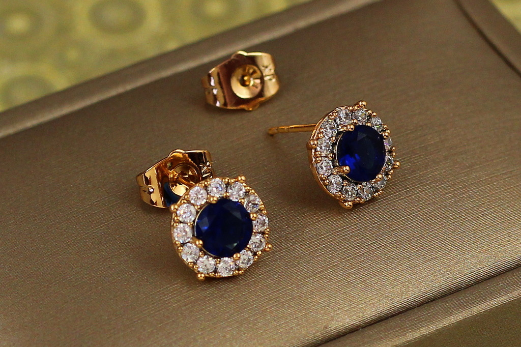 Серьги гвоздики  Xuping Jewelry  синий камень в ободке из фианитов 9 мм золотистые