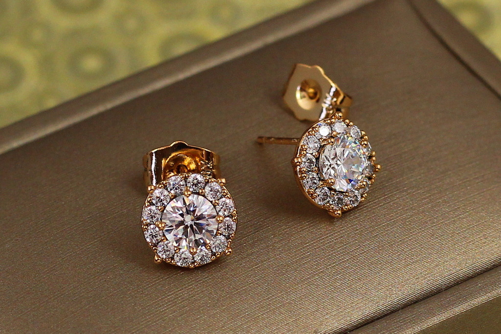 Серьги гвоздики  Xuping Jewelry  белый камень в ободке из фианитов 9 мм золотистые