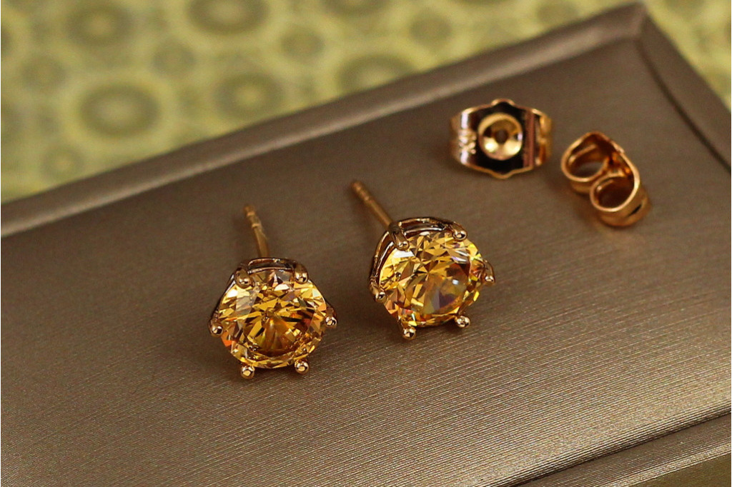 Серьги гвоздики Xuping Jewelry с камнем шампанское шесть креплений 8 мм золотистые