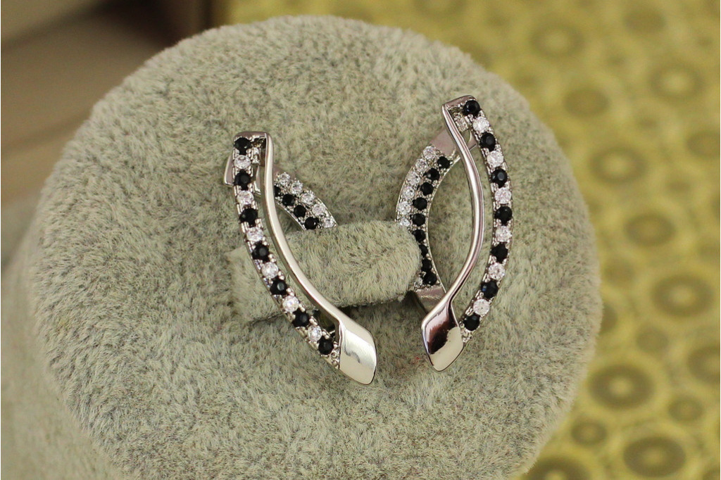 Сережки Xuping Jewelry літерою О з чорними і білими каменями 2.5 см сріблясті