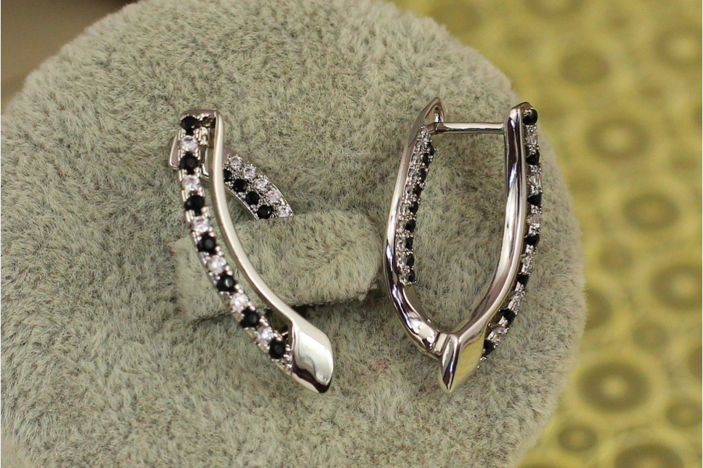 Сережки Xuping Jewelry літерою О з чорними і білими каменями 2.5 см сріблясті