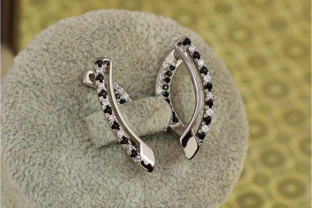 Сережки Xuping Jewelry літерою О з чорними і білими каменями 2.5 см сріблясті