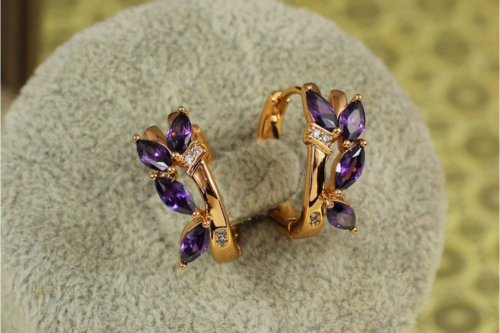 Серьги Xuping Jewelry Визави с фиолетовым камнем 1,7 см золотистые