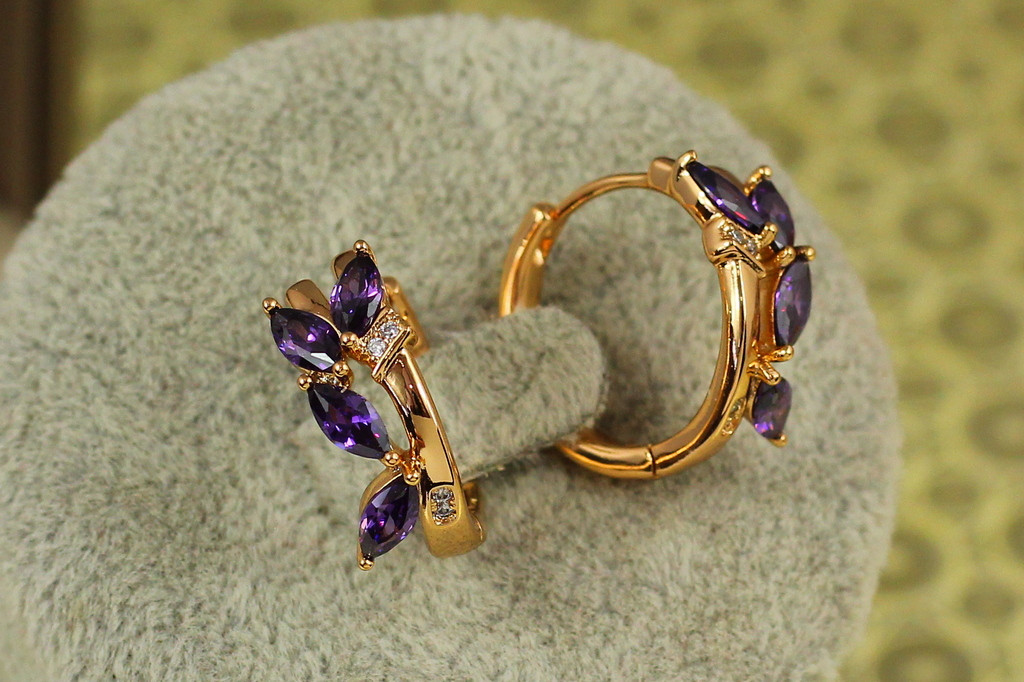 Серьги Xuping Jewelry Визави с фиолетовым камнем 1,7 см золотистые