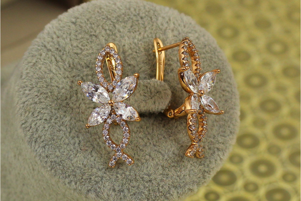 Сережки Xuping Jewelry Бузок з білими каменями 2,8 см золотисті