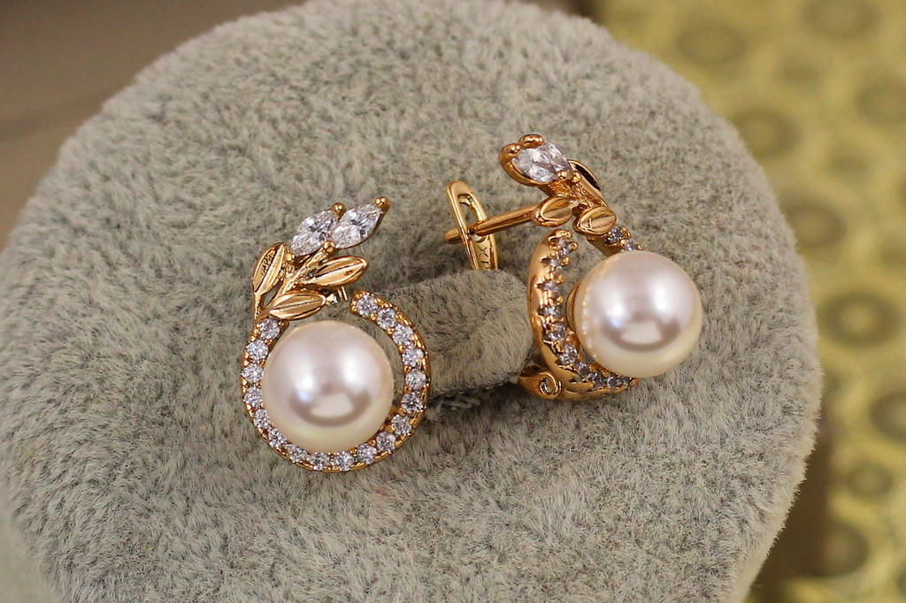 Серьги Xuping Jewelry Лавры с жемчугом 1,6 см золотистые
