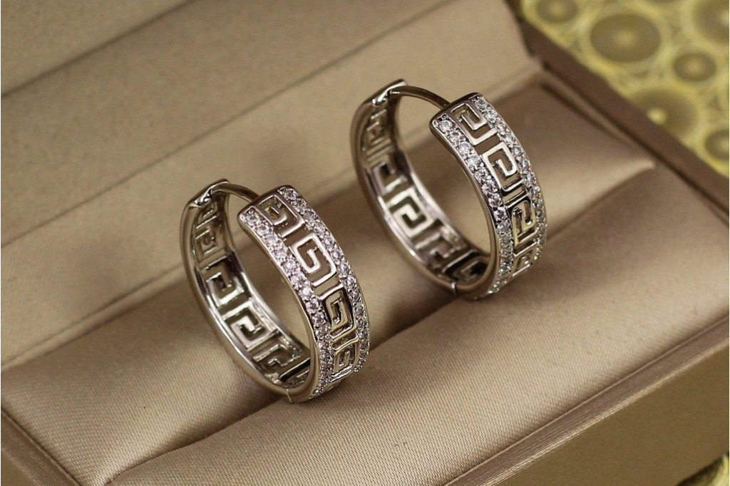 Сережки Xuping Jewelry з грецьким візерунком бортики з камінців 2,2 см сріблясті