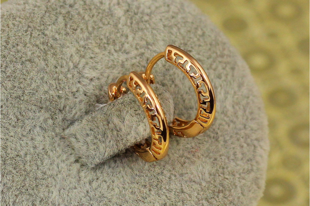 Сережки Xuping Jewelry колечки з грецьким візерунком по бокам 1,5 см золотисті