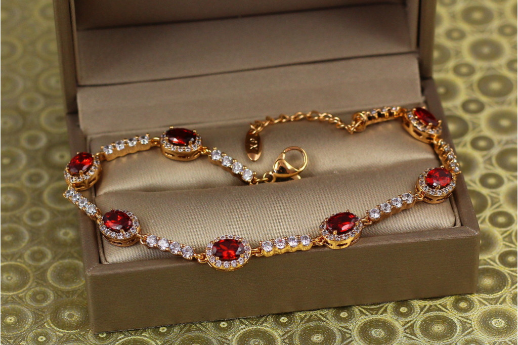 Браслет Xuping Jewelry малинки із червоними каменями на доріжці 17,5 см 7 мм золотистий
