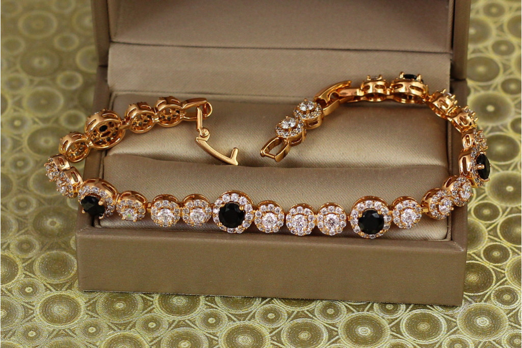 Браслет Xuping Jewelry Блаженство із чорними каменями 17,5 см 8 мм золотистий