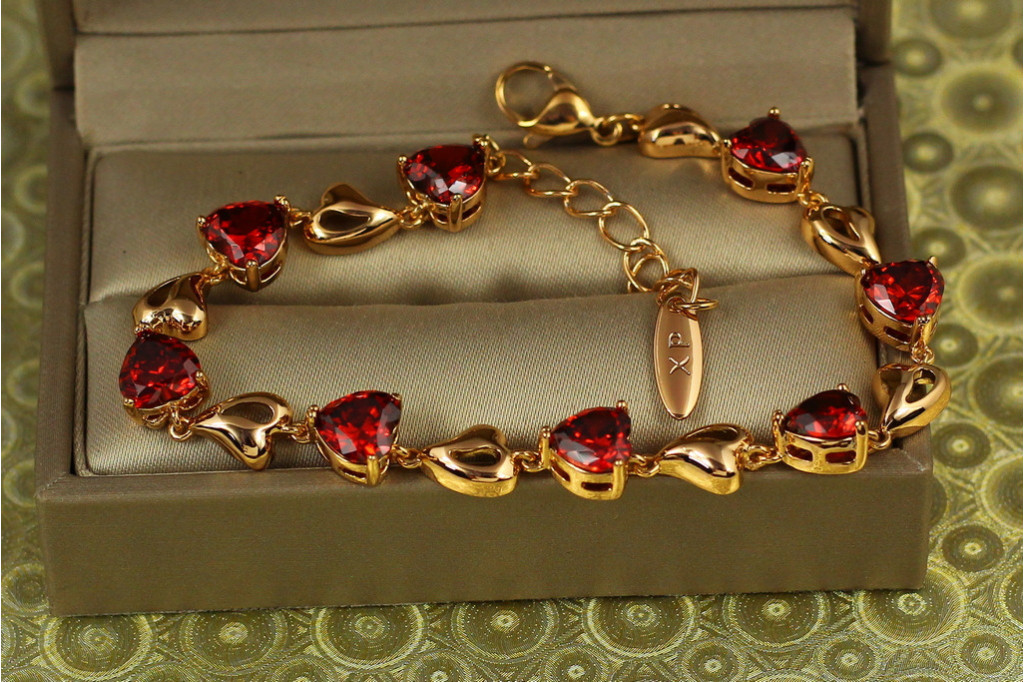 Браслет Xuping Jewelry сердечки із червоними каменями на доріжці 17 см 7 мм золотистий
