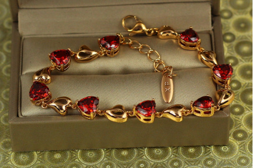 Браслет Xuping Jewelry сердечки із червоними каменями на доріжці 17 см 7 мм золотистий