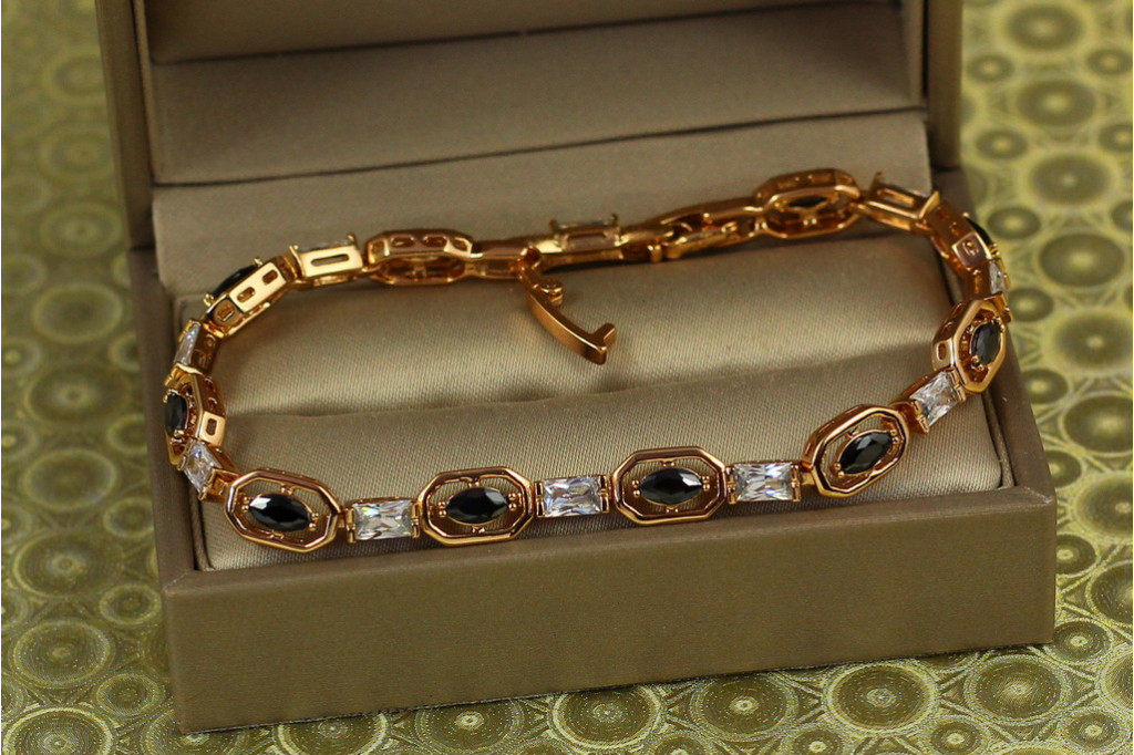 Браслет Xuping Jewelry Мираж с черными и белыми камнями 17 см 6 мм золотистый