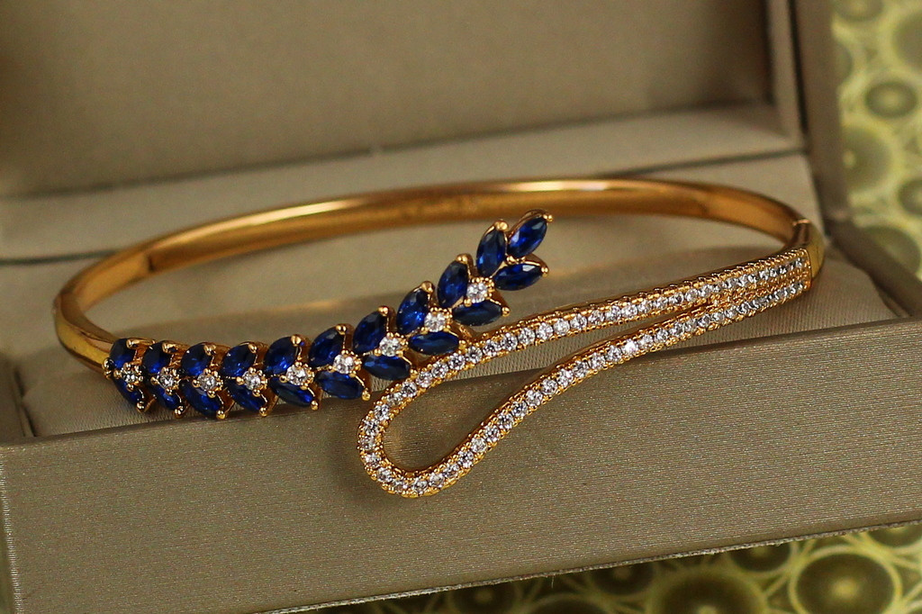 Браслет бенгл Xuping Jewelry лавровий лист із синіми каменями 57 мм 7 мм золотистий
