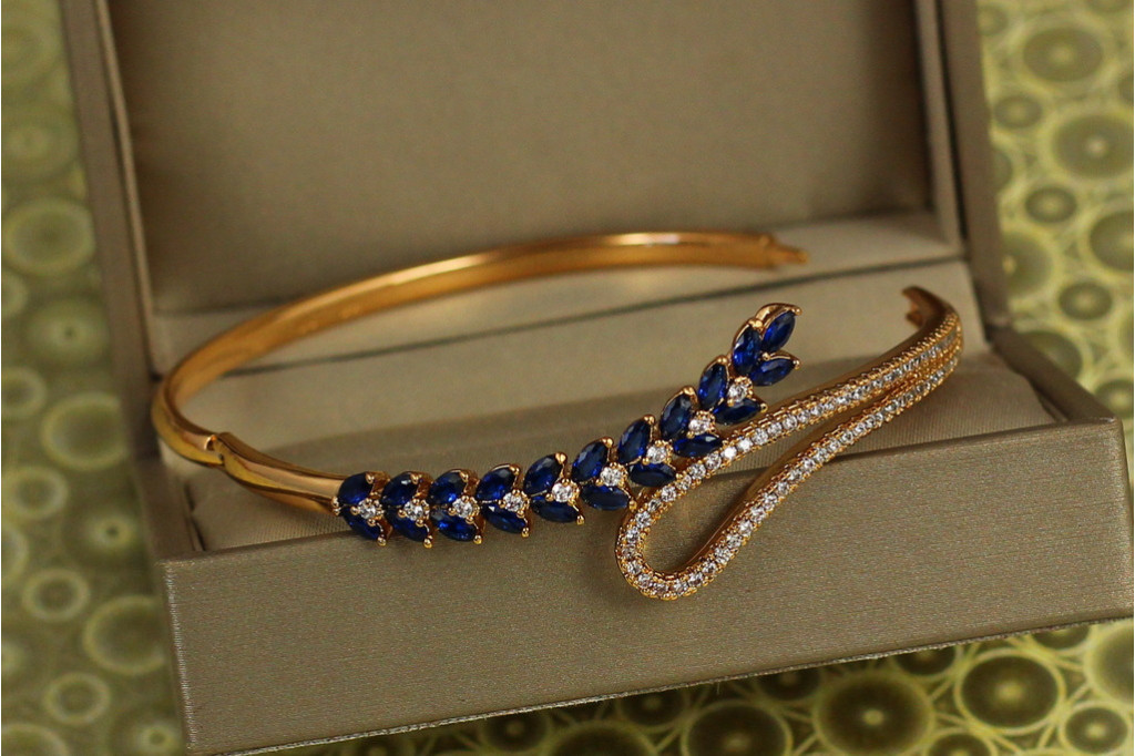 Браслет бенгл Xuping Jewelry лавровий лист із синіми каменями 57 мм 7 мм золотистий