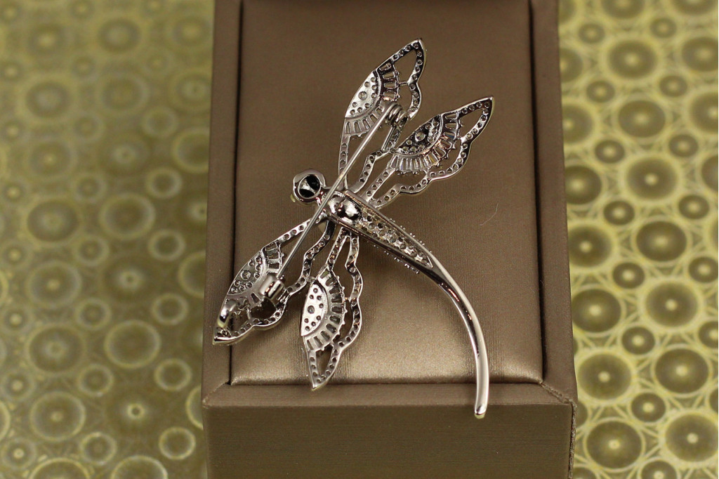 Брошь Xuping Jewelry стрекоза с жемчугом 4 см серебристая