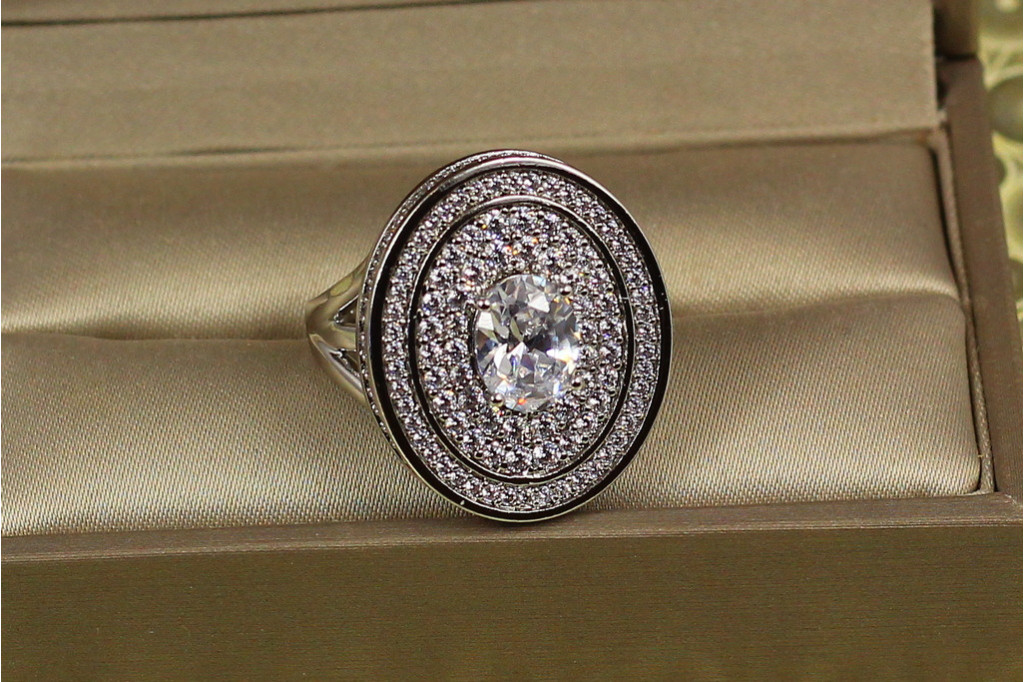 Кольцо Xuping Jewelry Титул с белыми камнями р 17 серебристое