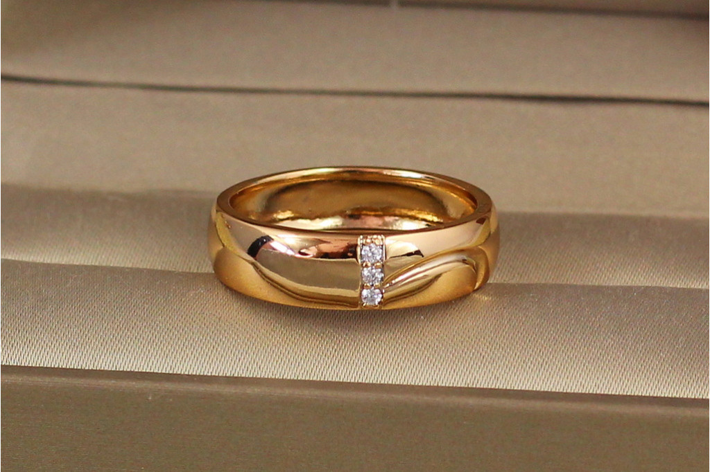 Обручальное кольцо Xuping Jewelry  классика 6 мм с тремя камешками  р 19 золотистое