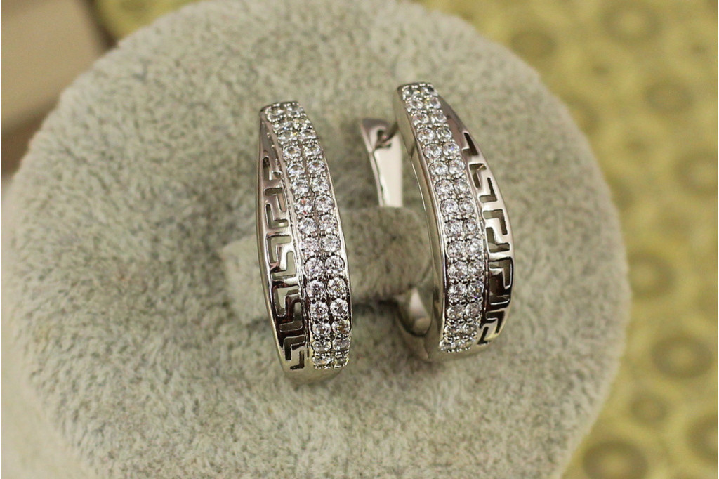 Сережки Xuping Jewelry дві паралелі з грецьким візерунком 2.5 см сріблясті