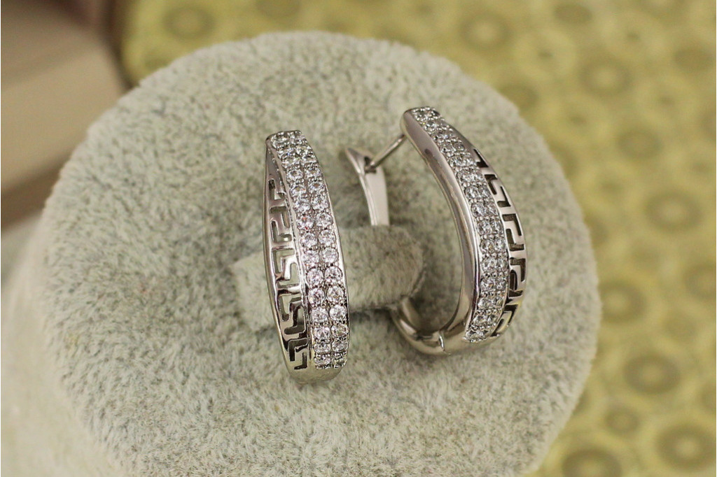 Сережки Xuping Jewelry дві паралелі з грецьким візерунком 2.5 см сріблясті