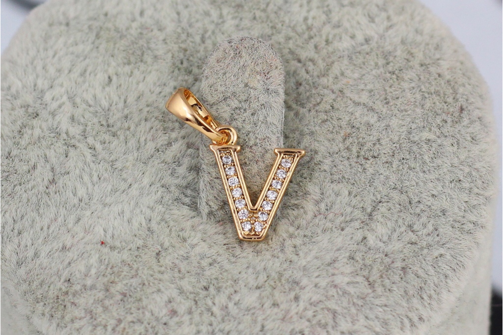 Кулон Xuping Jewelry літера V 1,2 см золотистий