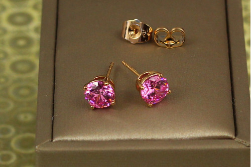 Сережки гвоздики Xuping Jewelry з рожевим каменем на чотири кріплення 7 мм золотисті