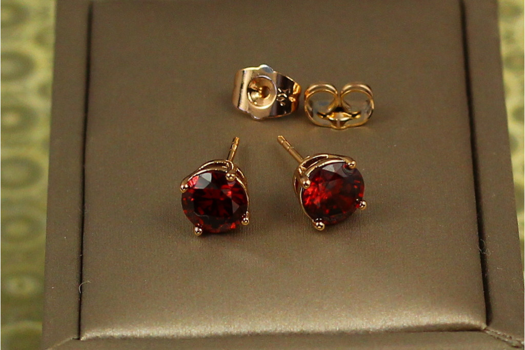Серьги гвоздики Xuping Jewelry с красным камнем на четыре крепления 7 мм золотистые