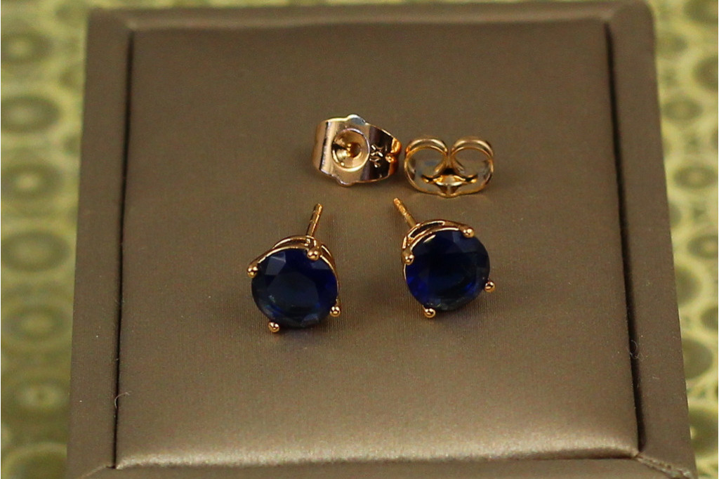Серьги гвоздики Xuping Jewelry с синим камнем на четыре крепления 7 мм золотистые