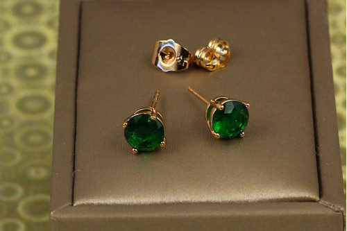 Сережки гвоздики Xuping Jewelry із зеленим каменем на чотири кріплення 7 мм золотисті