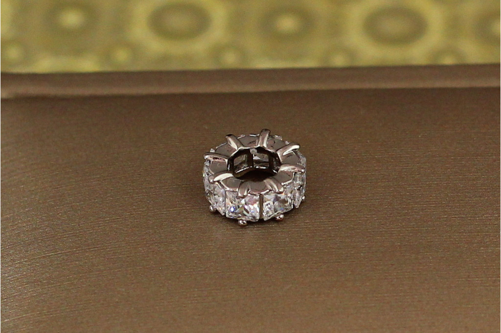 Кулон шарм Xuping Jewelry квадратные камни по кругу 4 мм серебристый