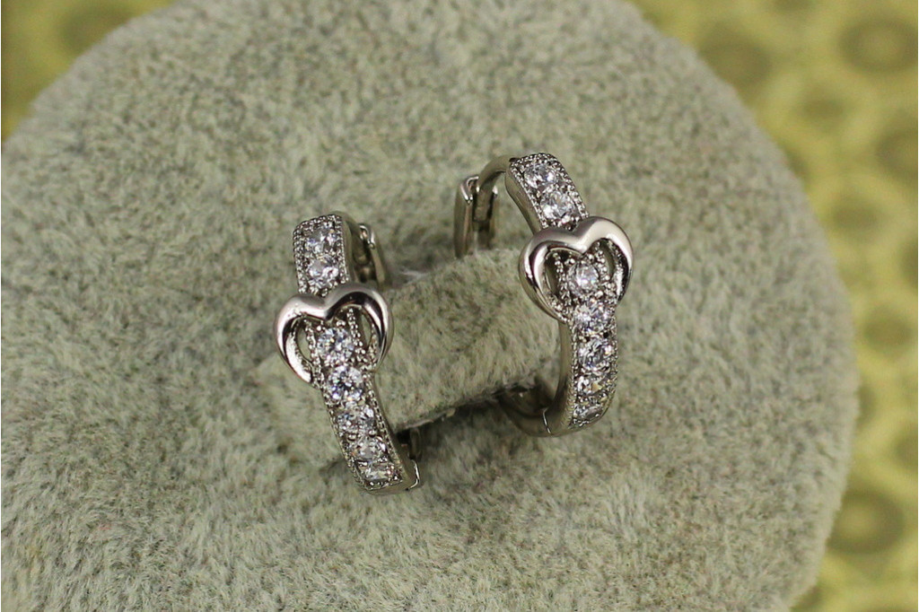 Серьги кольца Хuping Jewelry дорожка с сердцем 1,5 см серебристые
