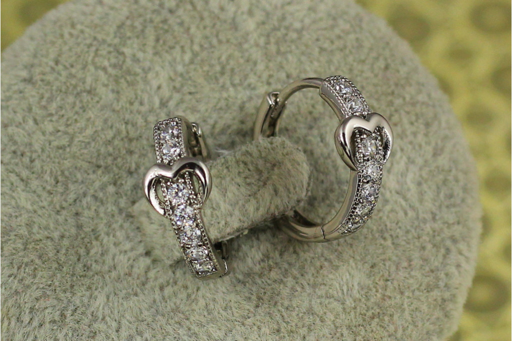 Серьги кольца Хuping Jewelry дорожка с сердцем 1,5 см серебристые