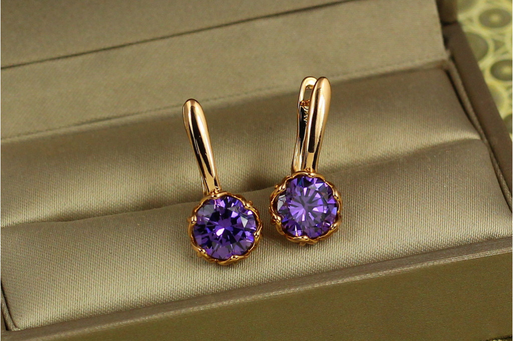 Серьги  Xuping Jewelry величавая простота с фиолетовым камнем 2.3 см золотистые
