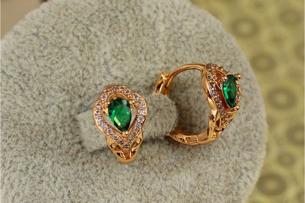 Серьги Xuping Jewelry Бразилия с зеленым камнем 1,5 см золотистые