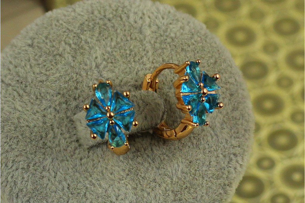 Сережки Xuping Jewelry Волошка із блакитним каменем 1,3 см золотисті
