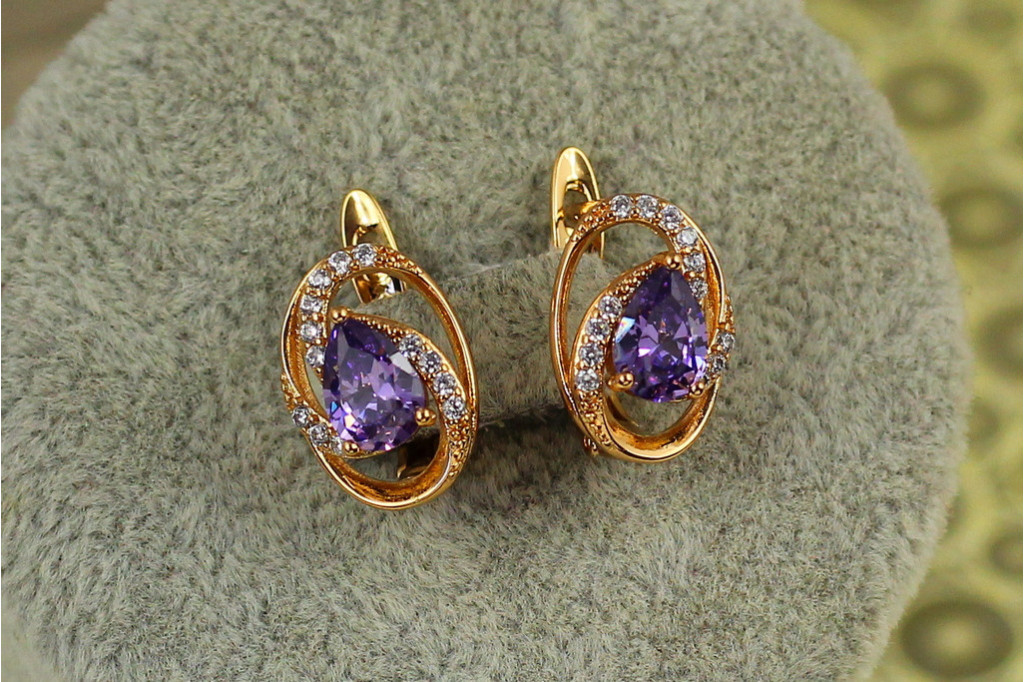 Серьги Xuping Jewelry Водоворот с фиолетовым камнем 1,4 см золотистые