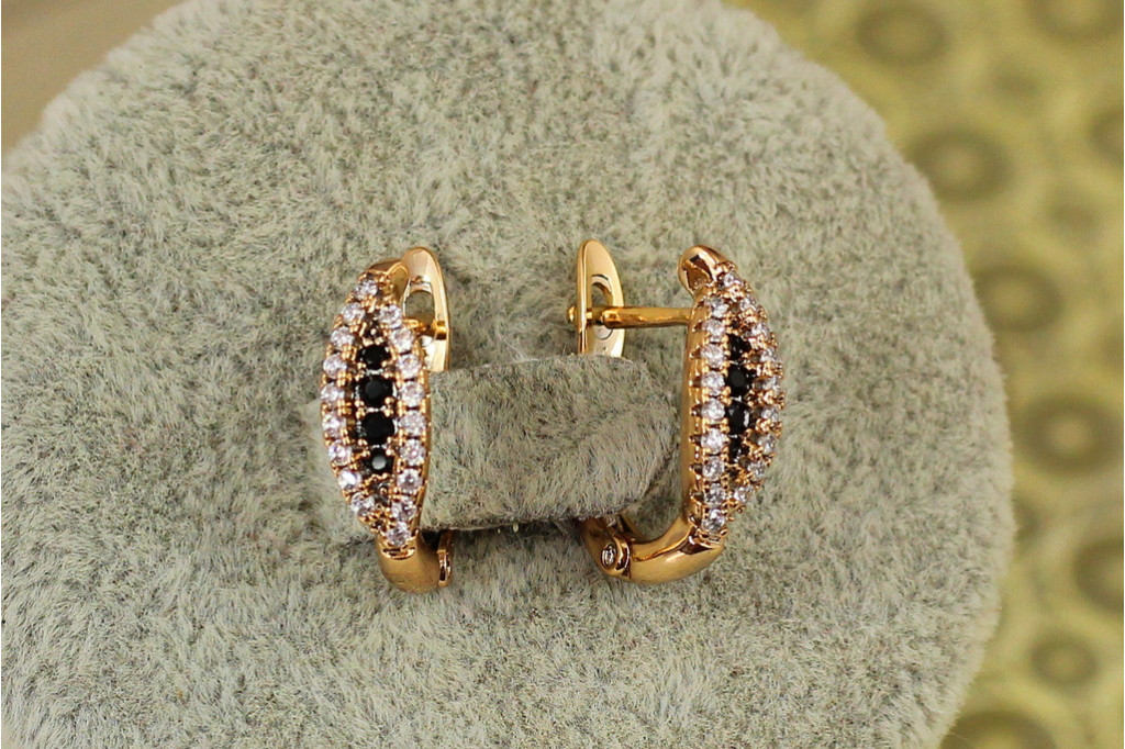 Серьги Xuping Jewelry Стручок с черными и белыми камнями 1,6 см золотистые