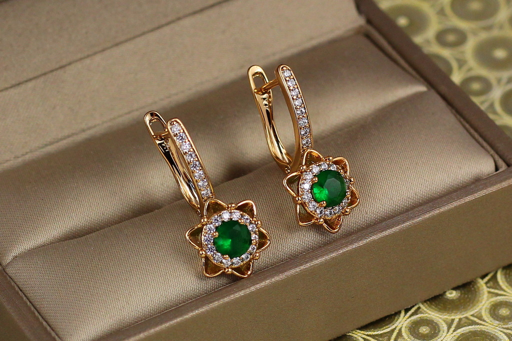 Серьги Xuping Jewelry Витраж с зелеными камнями 2,4 см золотистые