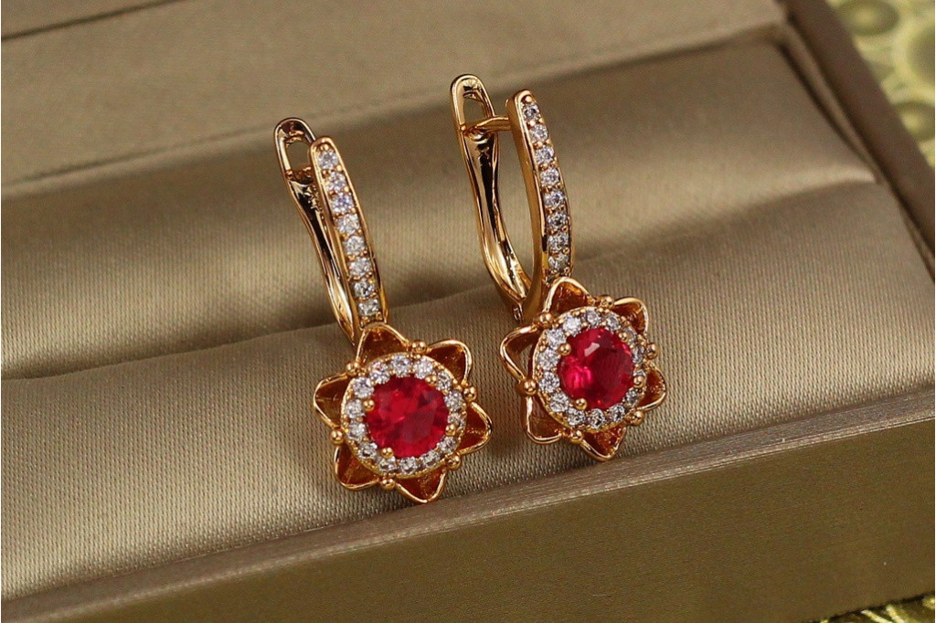 Серьги Xuping Jewelry Витраж с малиновыми камнями 2,4 см золотистые