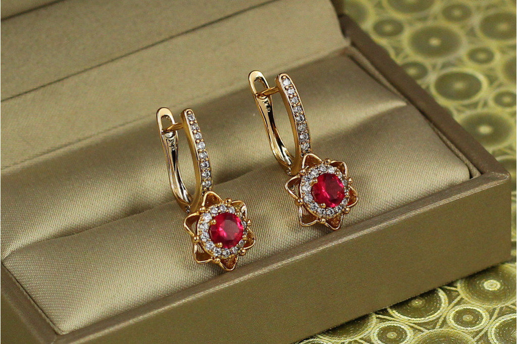 Серьги Xuping Jewelry Витраж с малиновыми камнями 2,4 см золотистые